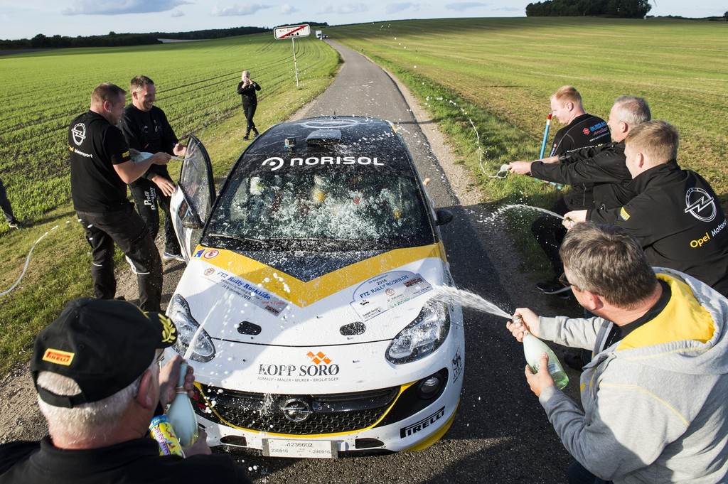 Champagnebad efter sidste hastighedsprøve: Familie, mekanikere og venner overfaldt Jacob Madsens og Line Lykke Jensens Opel ADAM med champagne og konfetti straks efter mål på rallyets sidste hastighedsprøve
(Foto: Jokum Tord Larsen)